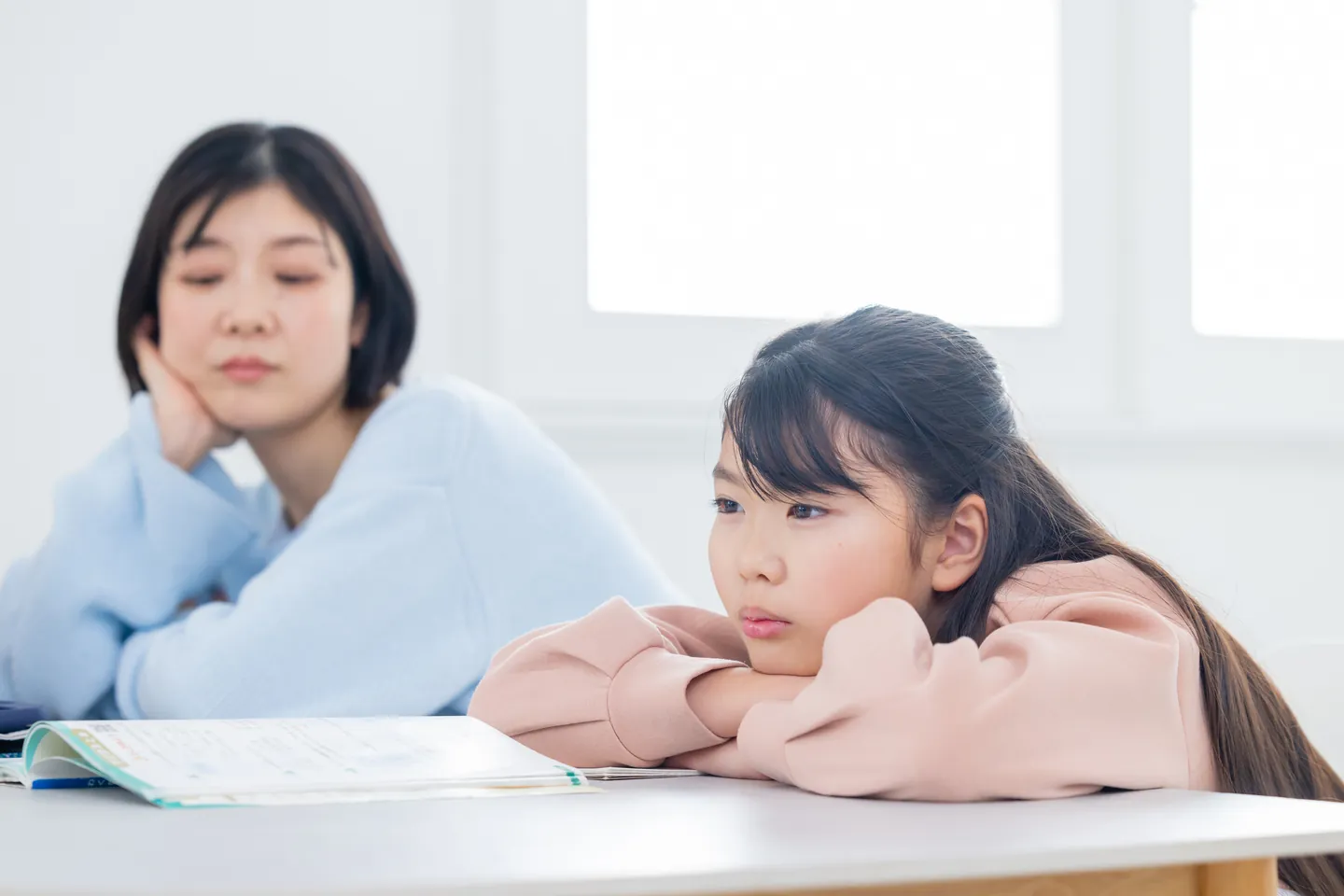 計算の勉強に身が入らない子どもと、それを見守る保護者
