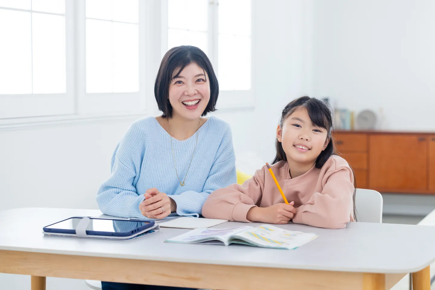 並んで勉強する母親と娘